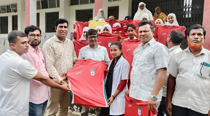 01 7 মিরপুর কামিরহাট মাধ্যমিক বিদ্যালয়ে ক্রীড়া সামগ্রী বিতরণ