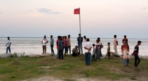ভেড়ামারায় লাল পতাকা পুতে প্রশাসনের কঠোর নিষেধাজ্ঞা 01 9 ভেড়ামারায় লাল পতাকা পুতে প্রশাসনের কঠোর নিষেধাজ্ঞা