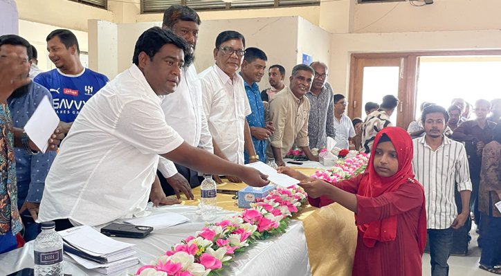 খোকসায় কৃতি শিক্ষার্থীদের মাঝে শিক্ষাবৃত্তি প্রদান