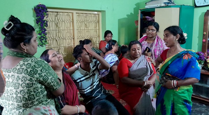 সাংবাদিক দেবাশীষসহ ৪ জনের মরদেহের অপেক্ষায় স্বজনরা 1 সাংবাদিক দেবাশীষসহ ৪ জনের মরদেহের অপেক্ষায় স্বজনরা 03 18 সাংবাদিক দেবাশীষসহ ৪ জনের মরদেহের অপেক্ষায় স্বজনরা