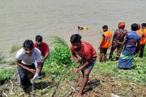 পদ্মায় বালুবাহী গাড়ি উল্টে শিশু নিখোঁজ 