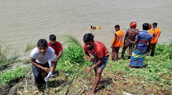 পদ্মায় বালুবাহী গাড়ি উল্টে শিশু নিখোঁজ