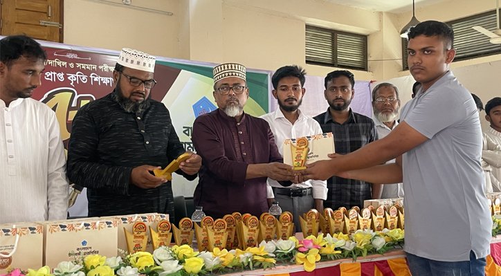 05 28 খোকসায় কৃতি শিক্ষার্থীদের সংবর্ধনা