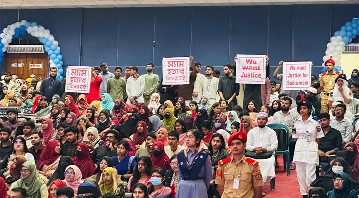 ইবি শিক্ষিকা হত্যার বিচার দাবিতে নবীন শিক্ষার্থীদের অভিনব প্রতিবাদ