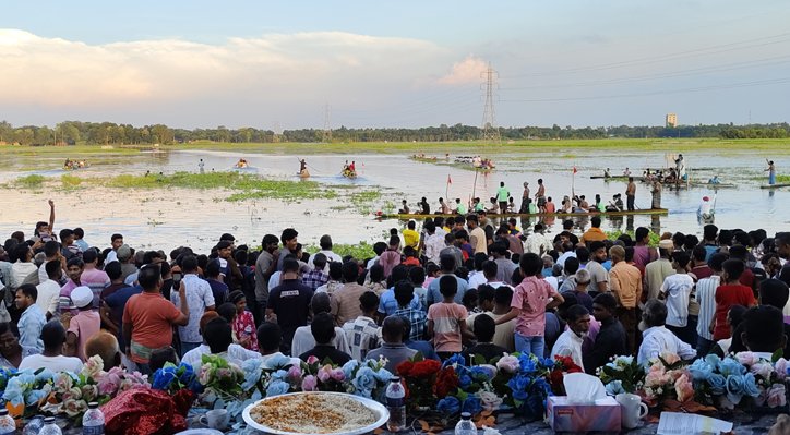 07 26 বিলের পানিতে ৩০ বছরে ঐতিহ্যবাহী নৌকা বাইচ