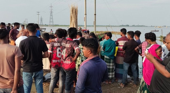 পদ্মায় ফুটবল খেলতে গিয়ে শিশু নিখোঁজ 1 পদ্মায় ফুটবল খেলতে গিয়ে শিশু নিখোঁজ 08 1 2 পদ্মায় ফুটবল খেলতে গিয়ে শিশু নিখোঁজ