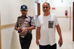 কুষ্টিয়া পাসপোর্ট অফিসের সাবেক কর্মকর্তা নারীসহ আটক