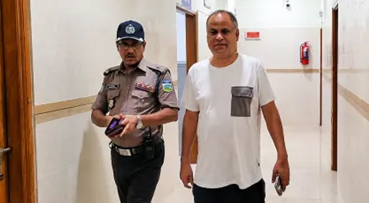 কুষ্টিয়া পাসপোর্ট অফিসের সাবেক কর্মকর্তা নারীসহ আটক