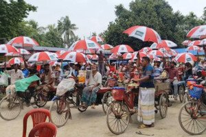 কুষ্টিয়ায় ভ্যান-রিকশা চালকদের মাঝে ছাতা বিতরণ