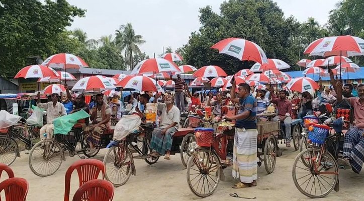 কুষ্টিয়ায় ভ্যান-রিকশা চালকদের মাঝে ছাতা বিতরণ