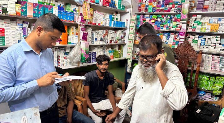 11 20 ভেড়ামারায় মেয়াদোত্তীর্ণ ওষুধ রাখার দায়ে ফার্মেসিকে জরিমানা