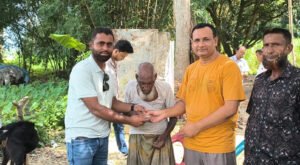 11 23 ১১৫ বছর বয়সী আব্দুল বারীর পাশে ওয়ালটন
