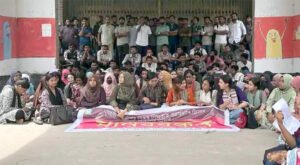 নীতিমালা উপেক্ষা করে ইবিতে সভাপতি নিয়োগ, তালা ঝুলিয়ে বিক্ষোভ