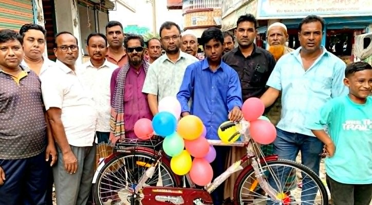 নতুন সাইকেল পেয়ে ফরহাদের মুখে আবার ফিরলো হাসি