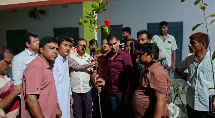 হরিনারায়ণপুর মাধ্যমিক বালিকা বিদ্যালয়ে বৃক্ষ রোপণ ও ক্রীড়া সামগ্রী বিতরণ