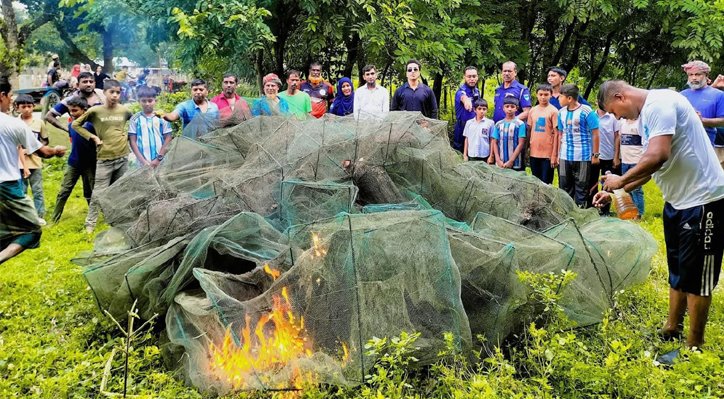 ভেড়ামারায় নিষিদ্ধ চায়না দুয়ারি জাল জব্দ, জনসম্মুখে ধ্বংস 2 ভেড়ামারায় নিষিদ্ধ চায়না দুয়ারি জাল জব্দ, জনসম্মুখে ধ্বংস 01 13 ভেড়ামারায় নিষিদ্ধ চায়না দুয়ারি জাল জব্দ, জনসম্মুখে ধ্বংস
