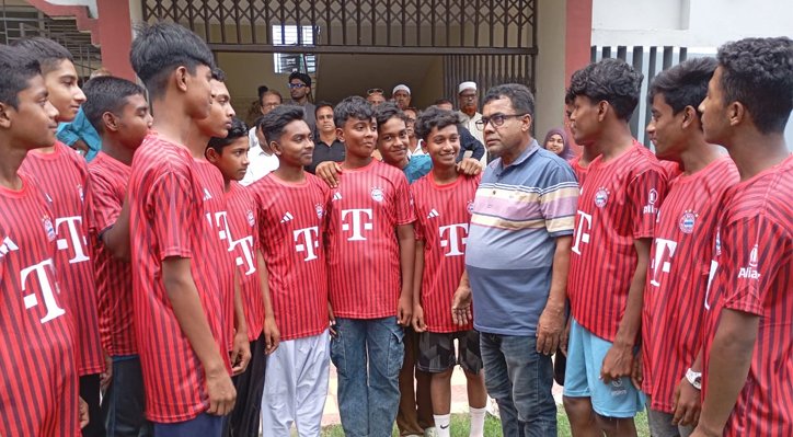 01 24 কুষ্টিয়ার সদরপুরে ক্রীড়া সামগ্রী বিতরণ 