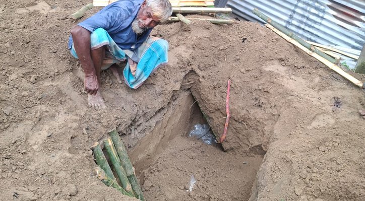 02 5 রাতের আঁধারে কথিত পীর শামীমের লাশ লাশ তুলে দরবারে প্রতিস্থাপন, পুলিশের পাহারায় ফের দাফন