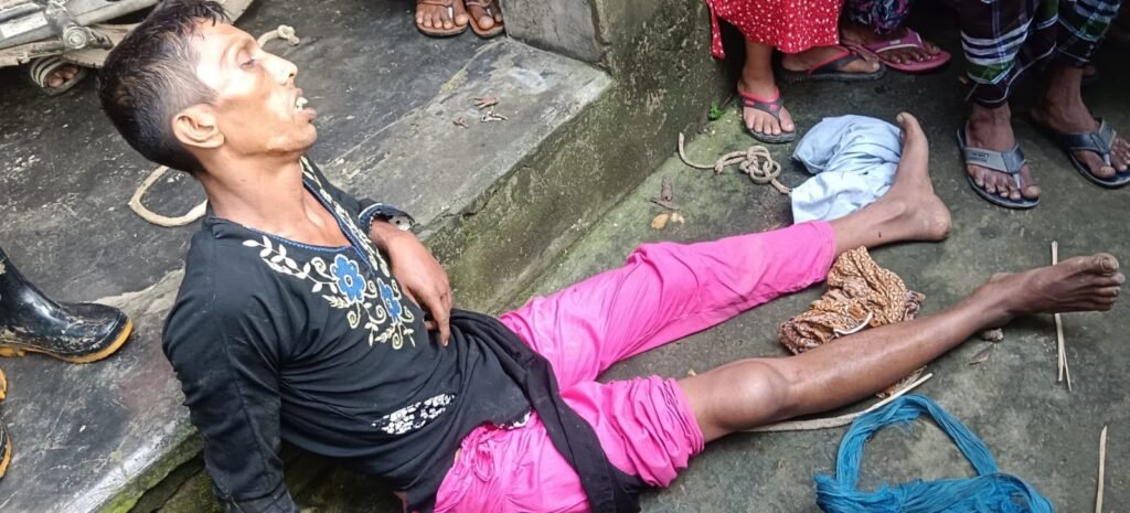 দৌলতপুরে বোরকা পরে চুরি করতে গিয়ে যুবক আটক 3 দৌলতপুরে বোরকা পরে চুরি করতে গিয়ে যুবক আটক 03 12 দৌলতপুরে বোরকা পরে চুরি করতে গিয়ে যুবক আটক