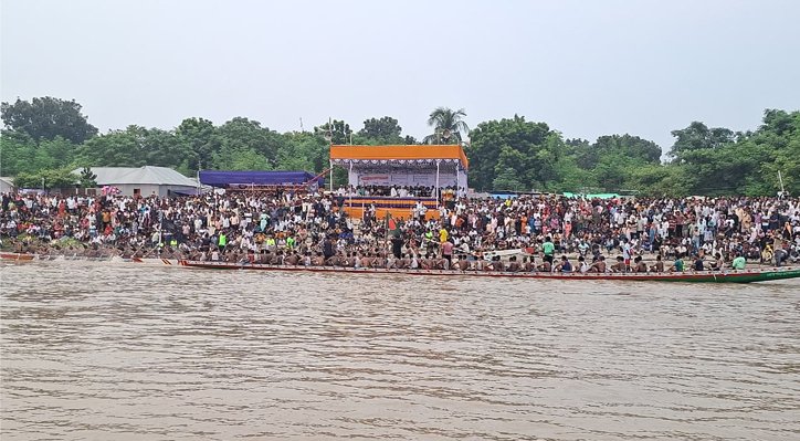 04 19 গড়াইয়ে ৪ বছর পর নৌকাবাইচ:উৎসবে মাতল কুষ্টিয়া