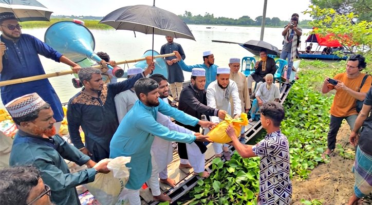 04 20 দৌলতপুরে বন্যাকবলিত এলাকায় ত্রাণ বিতরণ