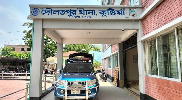 04 23 দৌলতপুরে মাছ ব্যবসায়ীর টাকা ছিনতাই