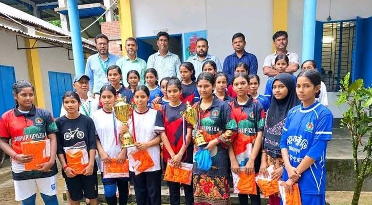 04 9 মিরপুর প্রেসক্লাবের সভাপতি’র পক্ষ থেকে জার্সি বিতরণ