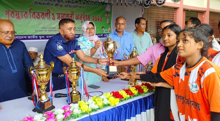 05 1 শিক্ষার্থীরা মাঠে থাকলে মাদক ও স্মার্টফোনের অপব্যবহার থেকে দূরে থাকবে: ফারজানা আখতার