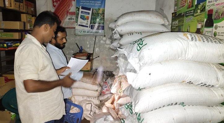 05 21 কুমারখালীতে কৃষক সেজে সার কিনে মজুত, ব্যবসায়ীকে জরিমানা