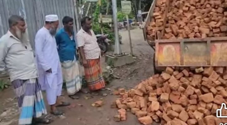 জনদুর্ভোগ লাঘবে নিজ উদ্যোগে ভাঙা রাস্তা মেরামত 2 জনদুর্ভোগ লাঘবে নিজ উদ্যোগে ভাঙা রাস্তা মেরামত 05 24 জনদুর্ভোগ লাঘবে নিজ উদ্যোগে ভাঙা রাস্তা মেরামত