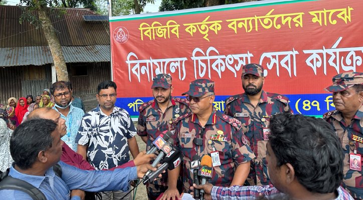 05 29 দৌলতপুরে বন্যার্তদের বিনামূল্যে চিকিৎসা ও ওষুধ দিল বিজিবি