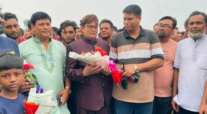 আদম ব্যবসায়ী এলেন হেলিকপ্টারে: ফুলেল শুভেচ্ছা জানিয়ে সমালোচনার মুখে খোকসার ওসি 2 আদম ব্যবসায়ী এলেন হেলিকপ্টারে: ফুলেল শুভেচ্ছা জানিয়ে সমালোচনার মুখে খোকসার ওসি 05 6 আদম ব্যবসায়ী এলেন হেলিকপ্টারে: ফুলেল শুভেচ্ছা জানিয়ে সমালোচনার মুখে খোকসার ওসি