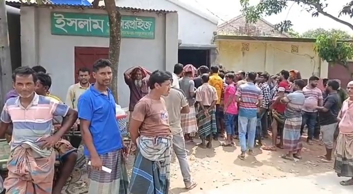 05 9 মিরপুরে সার নিতে কৃষকদের ভিড়