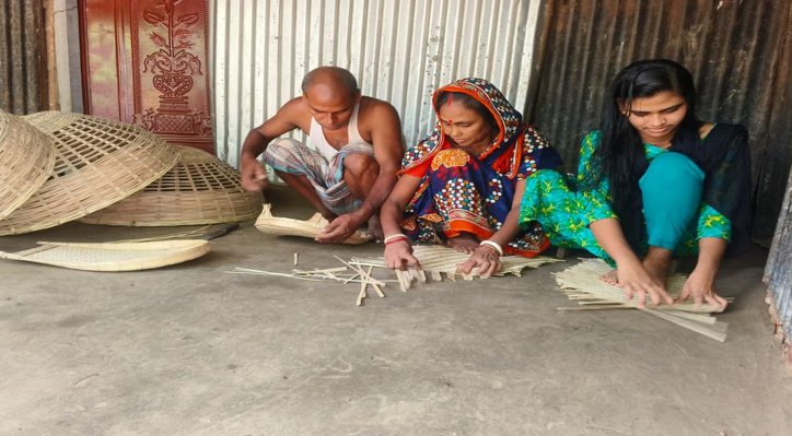 বিলুপ্তির পথে খোকসা হাওর পাড়ের কুটিরশিল্প 2 বিলুপ্তির পথে খোকসা হাওর পাড়ের কুটিরশিল্প 06 21 বিলুপ্তির পথে খোকসা হাওর পাড়ের কুটিরশিল্প