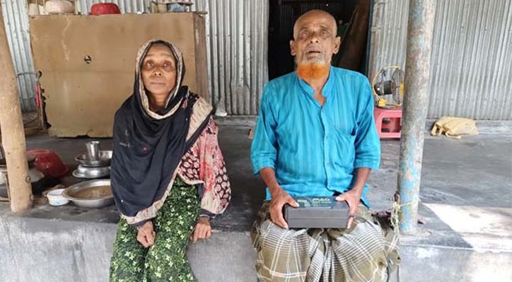 06 9 কুমারখালীতে ভ্যান হারিয়ে দিশেহারা বৃদ্ধ দম্পতি
