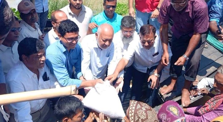 07 14 পদ্মার চরাঞ্চলের প্লাবিত এলাকায় ত্রাণ সামগ্রী বিতরণ
