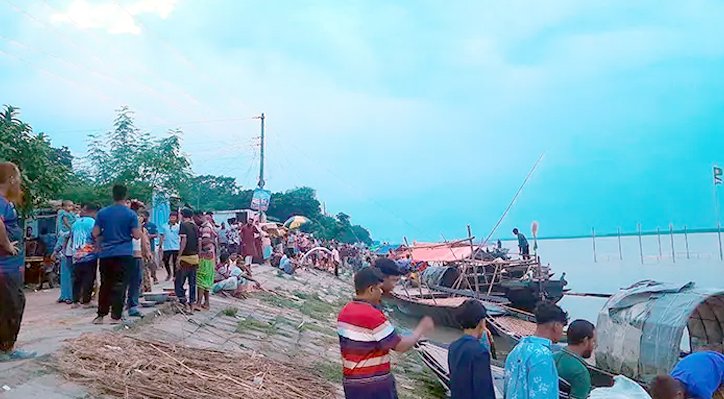 07 5 নতুন পানিতে প্রাণ ফিরেছে পদ্মায়, নদীপাড়ে ভিড় দর্শনার্থীদের