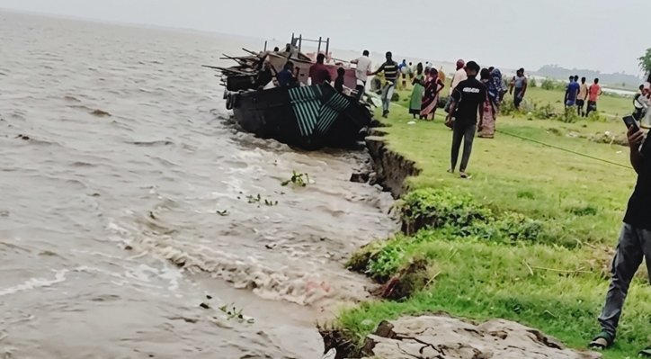 পদ্মার ভয়াবহ ভাঙন, বিলীন হচ্ছে ঘরবাড়ি-রাস্তা-ফসলি জমি 1 পদ্মার ভয়াবহ ভাঙন, বিলীন হচ্ছে ঘরবাড়ি-রাস্তা-ফসলি জমি 07 8 পদ্মার ভয়াবহ ভাঙন, বিলীন হচ্ছে ঘরবাড়ি-রাস্তা-ফসলি জমি