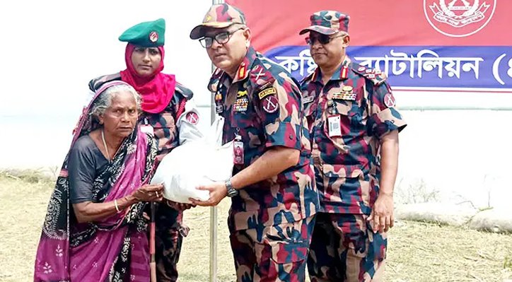 08 16 কুষ্টিয়ায় সাড়ে ৫শ পরিবারের মাঝে বিজিবি’র ত্রাণ বিতরণ