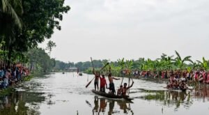 08 17 কুষ্টিয়ায় সরু খালে ব্যতিক্রমী ডিঙ্গি নৌকা বাইচ