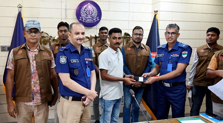 09 15 কুষ্টিয়ায় উদ্ধার হওয়া মোবাইল ফোন পেলেন প্রকৃত মালিকেরা