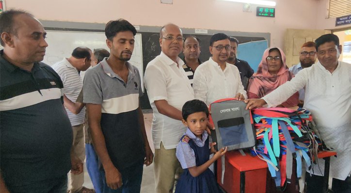 09 9 ভেড়ামারায় কোমলমতি শিক্ষার্থীদের মাঝে বিনামূল্যে স্কুল ব্যাগ বিতরণ