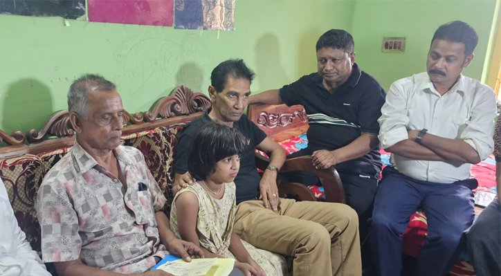 09 সাংবাদিক দেবাশীষের পরিবারের পাশে কুষ্টিয়া জেলা পরিষদ