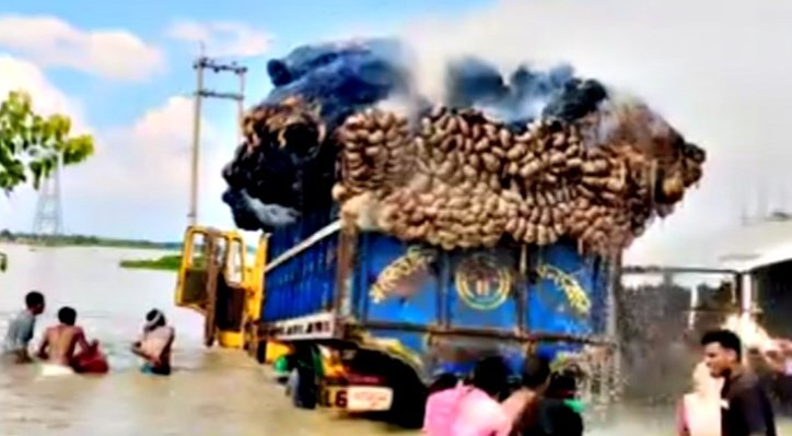 10 14 দৌলতপুরে বিদ্যুতের শর্ট সার্কিটে আগুন, ব্যবসায়ীর ৩০০ মণ পাটের ক্ষতি 