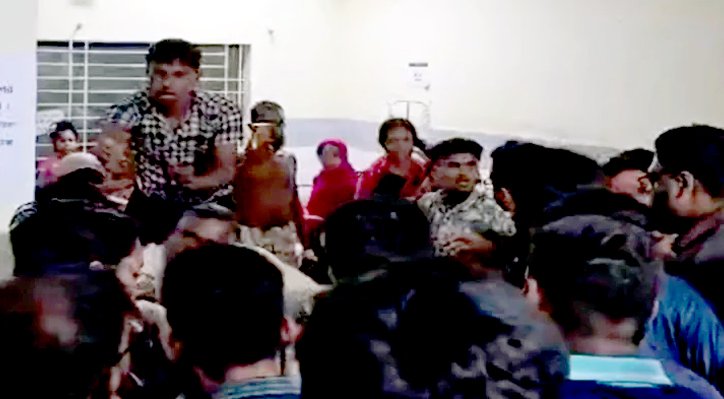 রোগীর মৃত্যু ঘিরে ইন্টার্ন চিকিৎসকদের সঙ্গে স্বজনদের দফায় দফায় সংঘর্ষ 3 রোগীর মৃত্যু ঘিরে ইন্টার্ন চিকিৎসকদের সঙ্গে স্বজনদের দফায় দফায় সংঘর্ষ 10 26 রোগীর মৃত্যু ঘিরে ইন্টার্ন চিকিৎসকদের সঙ্গে স্বজনদের দফায় দফায় সংঘর্ষ