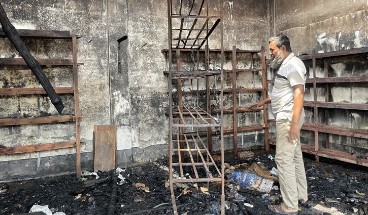 10 7 খোকসা বাজারে ব্যাটারি ও পার্টসের দোকানে ভয়াবহ অগ্নিকান্ড