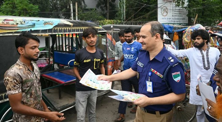10 8 কুষ্টিয়ায় ট্রাফিক সচেতনতা কার্যক্রম শুরু