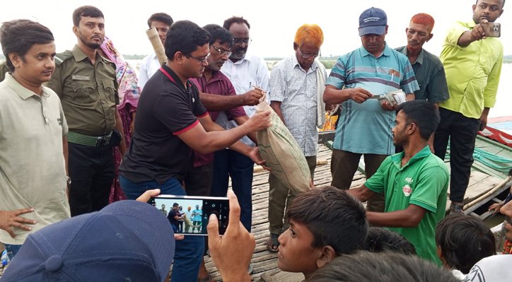 দৌলতপুরে বন্যাকবলিত মানুষের পাশে উপজেলা প্রশাসন 2 দৌলতপুরে বন্যাকবলিত মানুষের পাশে উপজেলা প্রশাসন 10 9 দৌলতপুরে বন্যাকবলিত মানুষের পাশে উপজেলা প্রশাসন
