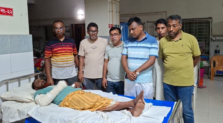 11 16 নলকোলায় হামলার ঘটনায় আহতদের শয্যা পাশে কুষ্টিয়া জেলা কৃষকদল
