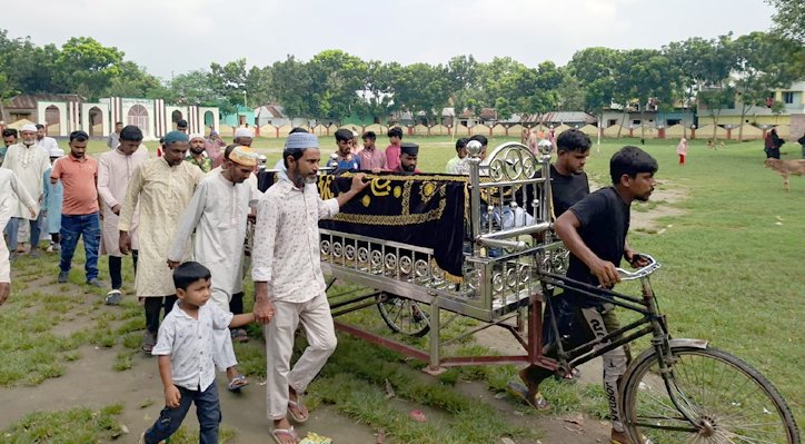 11 26 পিতার শোক কাটিয়ে না উঠতেই মা’কে হারালেন সাংবাদিক চয়ন